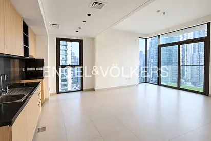 City Skyline View | Bright & Modern | Prime