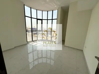 للإيجار بالروضة 3 على شارع الشيخ خليفة، أول ساكن ببناية جديدة، 3 غرف وصالة، 3 حمامات، بلكونتان، تكييف مركزي، ستور أو غرفة خادمة، 52 ألف، 4 أو 6 دفعات،