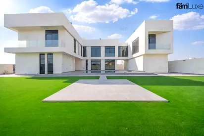 Suburban villa for family, easy access to the city