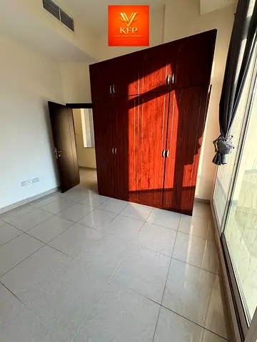 T0DAY VERY H0T 0FFER PRIME LOCATION WITH 2 WASHROOMS CHILLER IS FREE READY T0 M0VE