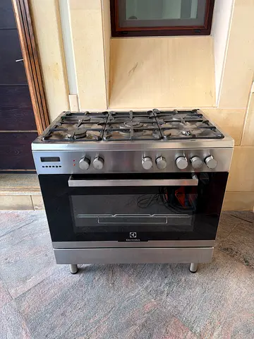 Electrolux 5 burner gas free standing  and teka hood