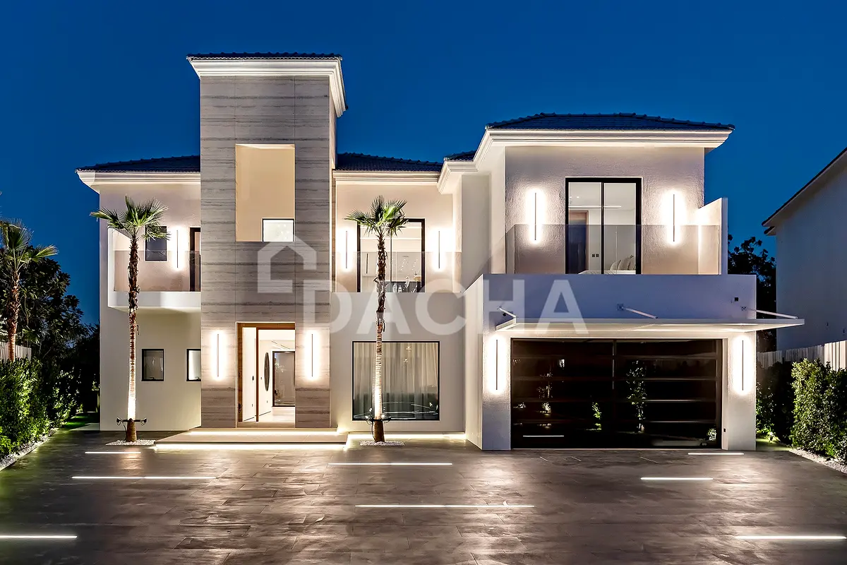RARE | LAKE FRONT | 5 BEDROOM VILLA