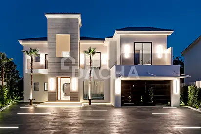 RARE | LAKE FRONT | 5 BEDROOM VILLA