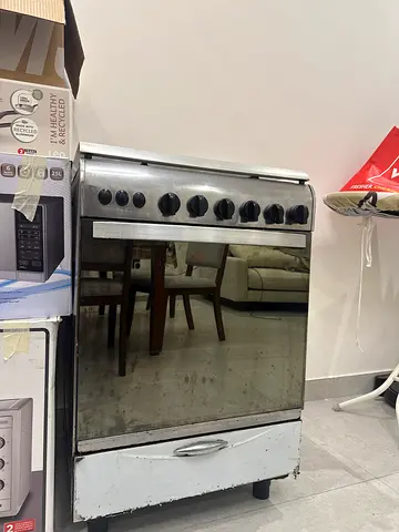Used freestanding gas cooker with oven - ready to use