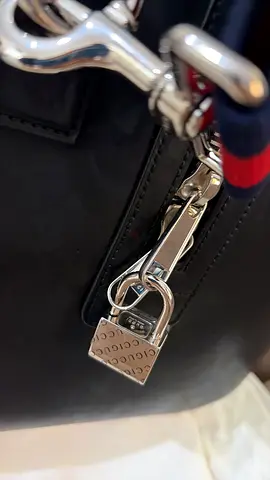 Black Gucci Leather Shoulder Bag with Silver Hardware (Pre-owned)