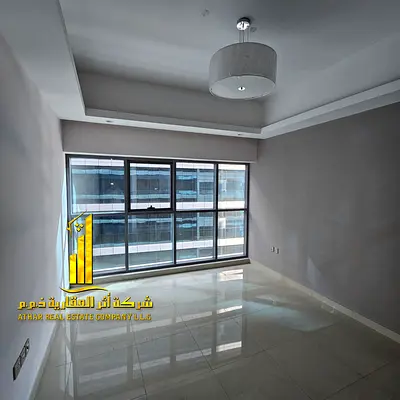 للإيجار السنوي.شقة فاخره غرف وصالة مع اطلاله مفتوحه. في غلفا تاور✨ مساحة واسعة. موقع مميز بإطلالة جميلة وسهولة وصول للشارقة ودبي