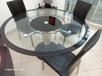 Dining table in glass with turntable and 8 chairs in excellent condition.
