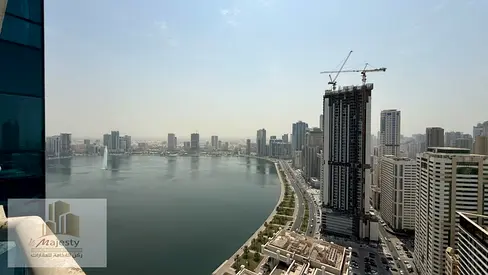 للبيع شقة مميزة في برج الدانة – المجاز 3، طابق مرتفع جداً، تشطيب فاخر وتجديد شامل، مساحة 195م² وإطلالة خلفية على بحر الخان