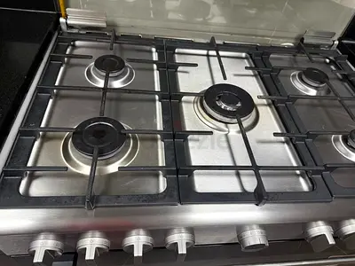 Stainless Steel 5-Burner Gas Cooktop in great Condition (Still under warranty)