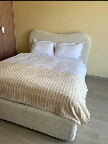 Queensize bed with storage