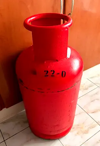 Red LPG Gas Cylinder 22kg with Ragulator and attached pipe - light Used