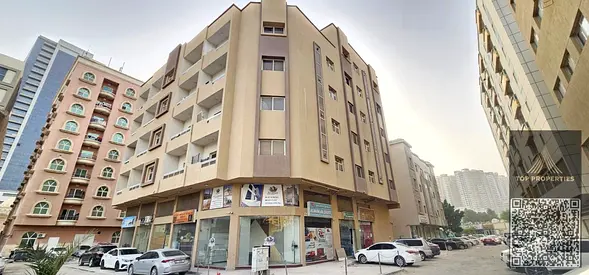 مبنى سكني تجاري مكون من أربعة طوابق (زاوية)