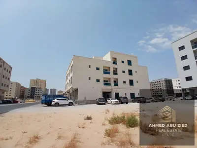 بناية سكنية تجارية للبيع في الجرف 3 عجمان – G+2+Roof، تشطيب سوبر ديلوكس وحجر سوري، مكونة من 20 وحدة سكنية + 5 محلات, التملك حر لجميع الجنسيات و يورث.
