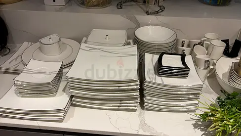 White and Grey Patterned Dinnerware Set – Plates, Bowls & Cups (Used)