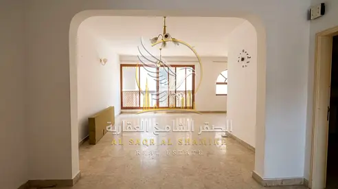 شقة دوبلكس للإيجار السنوي في القليعة 4 غرف وصالة بمساحات واسعة ومسبح مجاني وتكييف مركزي وخزائن بالحائط وباركن رملي واسع مجاني