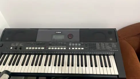 black Yamaha PSR-E433 61