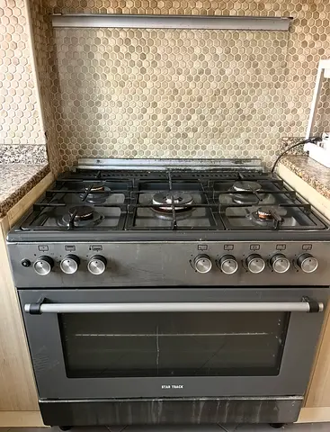 5-burner freestanding gas stove with oven - good working condition
