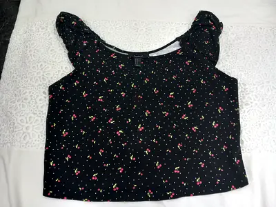 Black cropped floral top with puff sleeves - size M