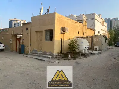 بيت عربى | فرصة مناسبة للسكن أو الاستثمار | 3 مطابخ لسهولة الاستخدام | 3 مواقف سيارات | تقسيم عملي للبيت | موقع حيوي وقريب من الخدمات | سعر مناسب | ال