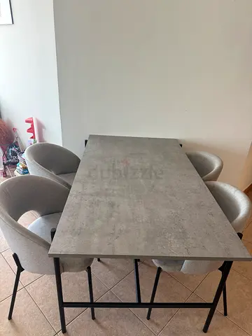 Modern concrete-look dining table with 4 upholstered chairs