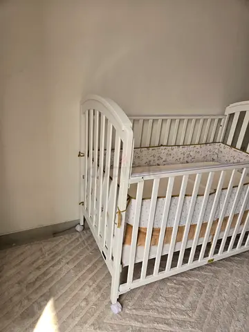 White Wooden Baby Crib with Mattress, Pillow, Sheets and Bumper - Good Condition