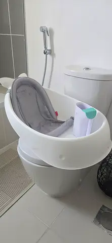 Baby bathtub with newborn mesh insert - clean, gently used