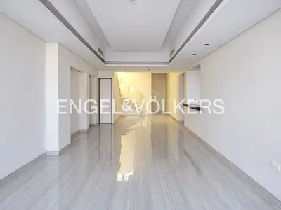3 Bed Room | Single Row | Closed Kitchen