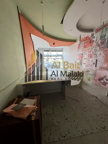 محل تجاري للإيجار السنوي في المجاز 3 بمساحة 1800 قدم مربع وموقع مميز جداً – فرصة استثنائية لنشاطك التجاري