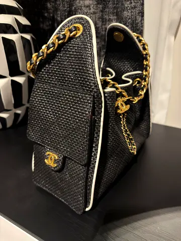 Black Chanel-style Quilted Shoulder Bag with Gold Chain (Pre-owned)