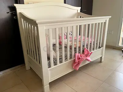 White Wooden Baby Crib - Good Condition with mattress from pan home the mates only cost me 250 AED