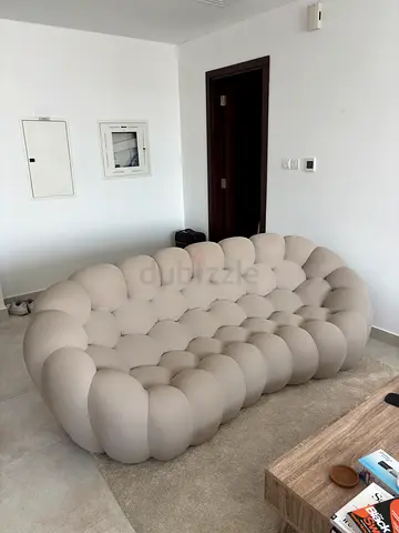Beige tufted 3-seater sofa in good condition