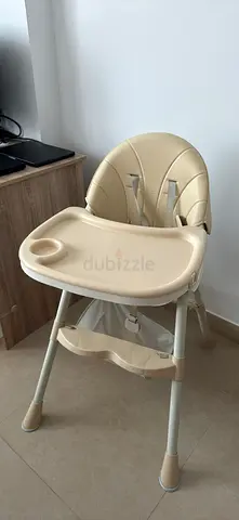 Beige baby high chair with removable tray — good condition