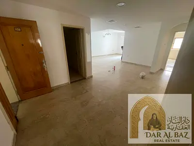 للإيجار السنوي في منطقة القليعة – الشارقة، شقة واسعة ومميزة مكونة من 3 غرف وصالة، بمساحة كبيرة تبلغ 2,075 قدم مربع، في موقع مميز وقريب من كورنيش الحير