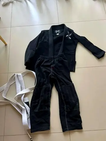 Selling a used Fight X BJJ gi in size K2, suitable for children aged 9 to 11 years. Black colour, 10