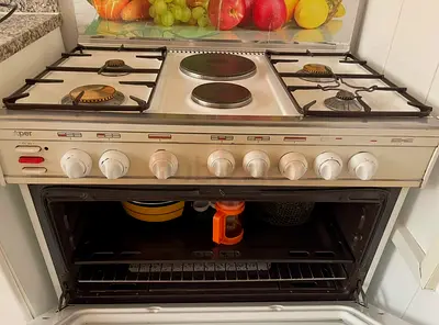 Gas Cooker with Oven - Good Working Condition