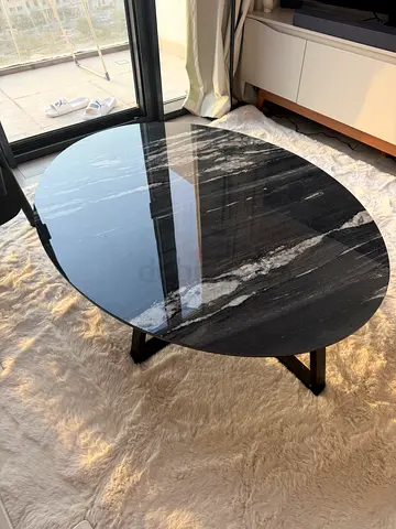 This ceramic top coffee table features a highly durable metal frame and is the perfect addition to y