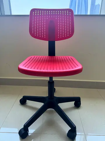 A Comfortable and Cute Children’s Swivel Desk Chair