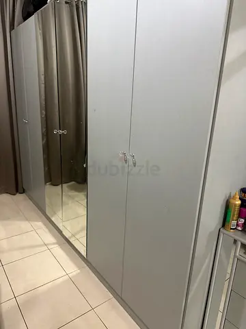 Silver mirrored 3-door wardrobe with hanging space