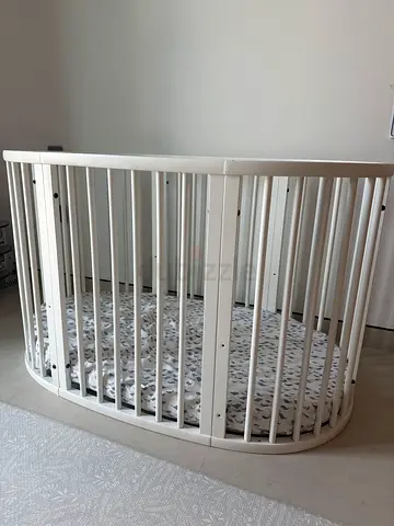 Stokke Sleepi - White oval baby crib in excellent condition (with mattress)