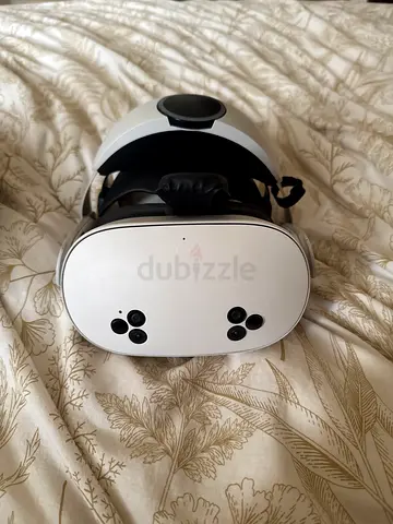 Oculus 3s barley used come with a strap on power bank and a oculus bag.