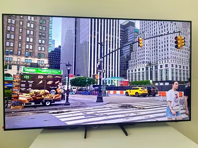 Samsung 75" DU7000 Crystal UHD 4K HDR Smart TV (Like new - Still boxed and sticker still on screen)