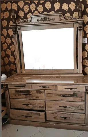 🚨 URGENT SALE – DRESSING TABLE 🚨