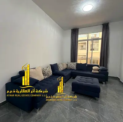 شقة فخمه غرفتين وصاله مفروشة للإيجار الشهري! شامله الفواتير والإنترنت, بإطلالة رائعة, موقع حيوي, وتشطيبات ممتازة، جاهزة للسكن فوراً.
