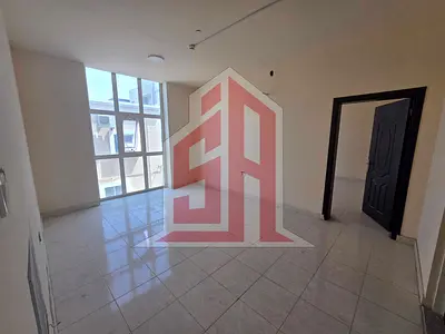 فرصة ممتازة! شقة غرفة وصالة جديدة بالكامل (أول ساكن) في موقع حيوي بأم القيوين