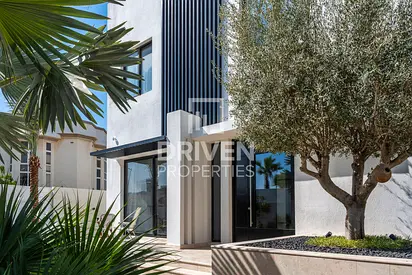 Modern Villa | Stunning Garden and Koi Pond