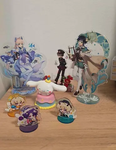Collection of anime acrylic standees and small figures (Genshin & Cinnamoroll)