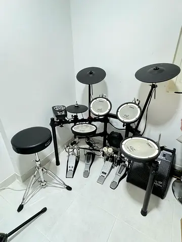 Roland Electronic V-Drum Kit with Double Kick Pedal ( Full set)  - Sparingly used