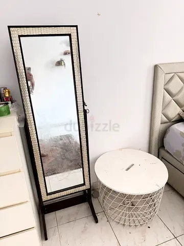 Jewellery mirror stand