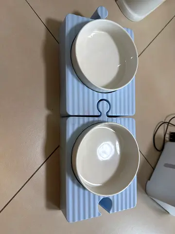 Ceramic cat bowls set with stand, 2-piece set, cat shaped pet food container dish (White)