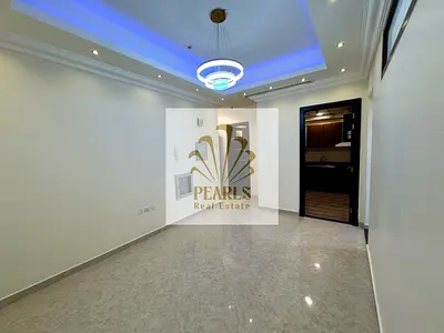 شقة غرفتين وصالة للإيجار السنوي في عجمان الروضة 3 مباشرة على شارع الشيخ خليفة تشطيبات فاخرة بلكونة 2 حمام تكييف مركزي 43000 درهم على 4 أو 6 دفعات وتأم
